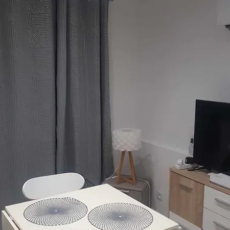 Lumineux Avec Parking Proche Monaco, Nice, Et Gare Menton