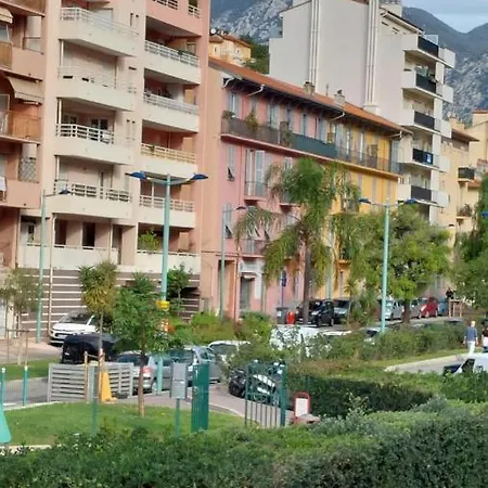 Lumineux Avec Stationnement Proche Monaco, Nice, Et Gare مينتون