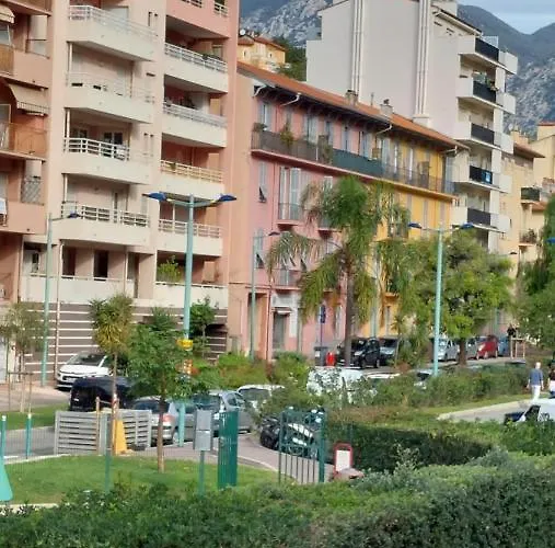 Lumineux Avec Parking Proche Monaco, Nice, Et Gare Menton